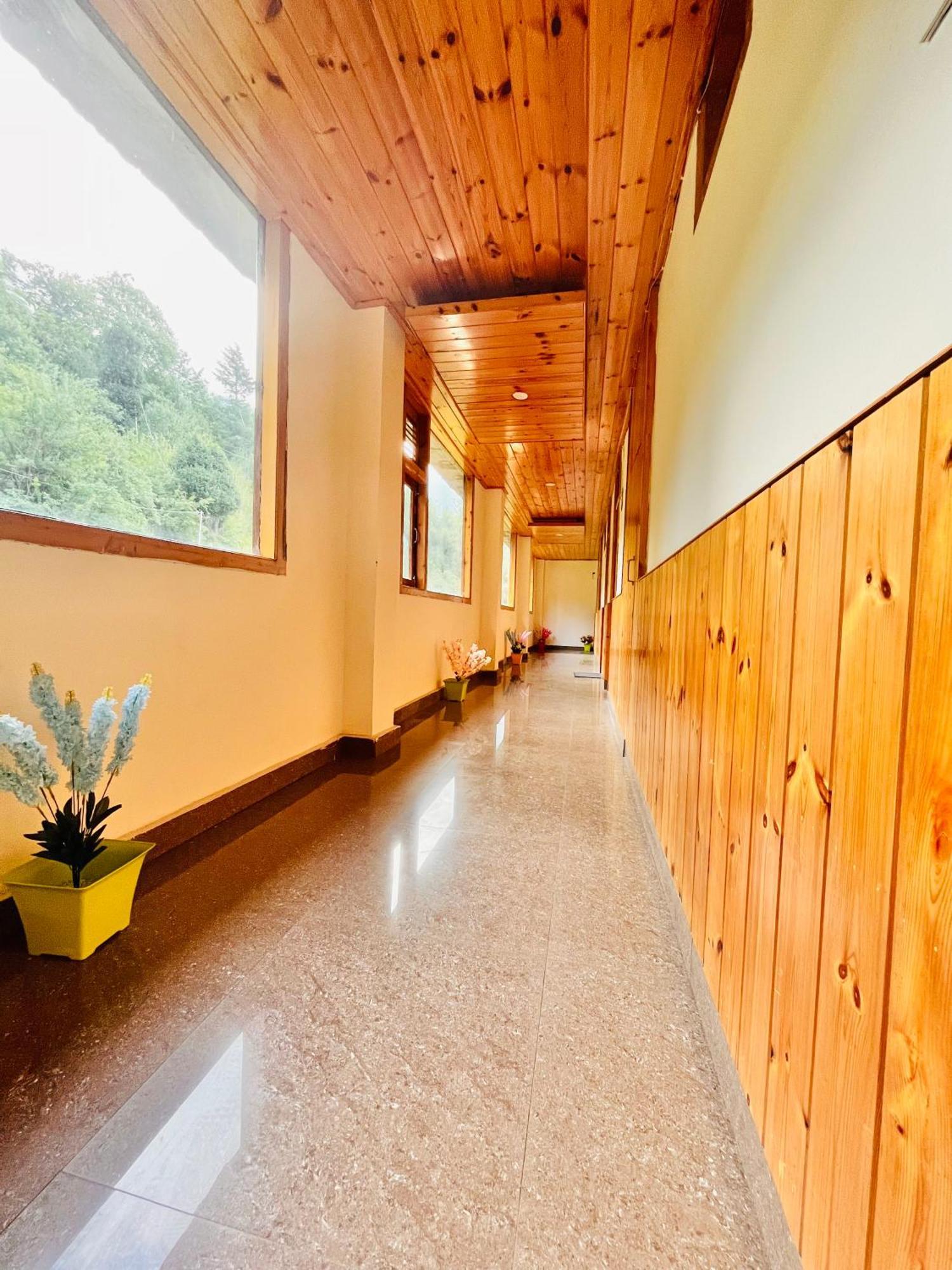 Himalayan Hill Queen Resort, Manali M98160-43400 Eksteriør billede