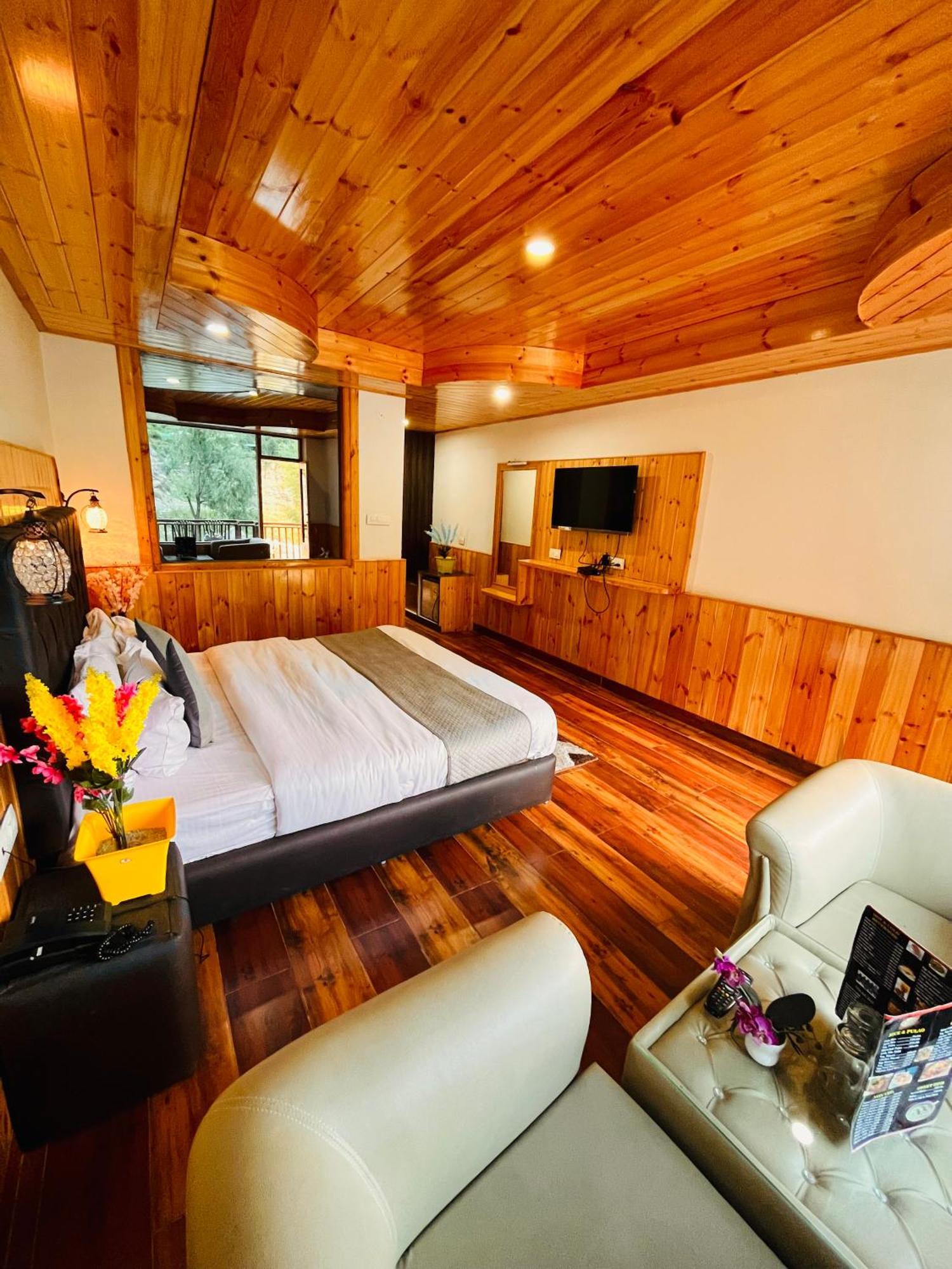 Himalayan Hill Queen Resort, Manali M98160-43400 Eksteriør billede