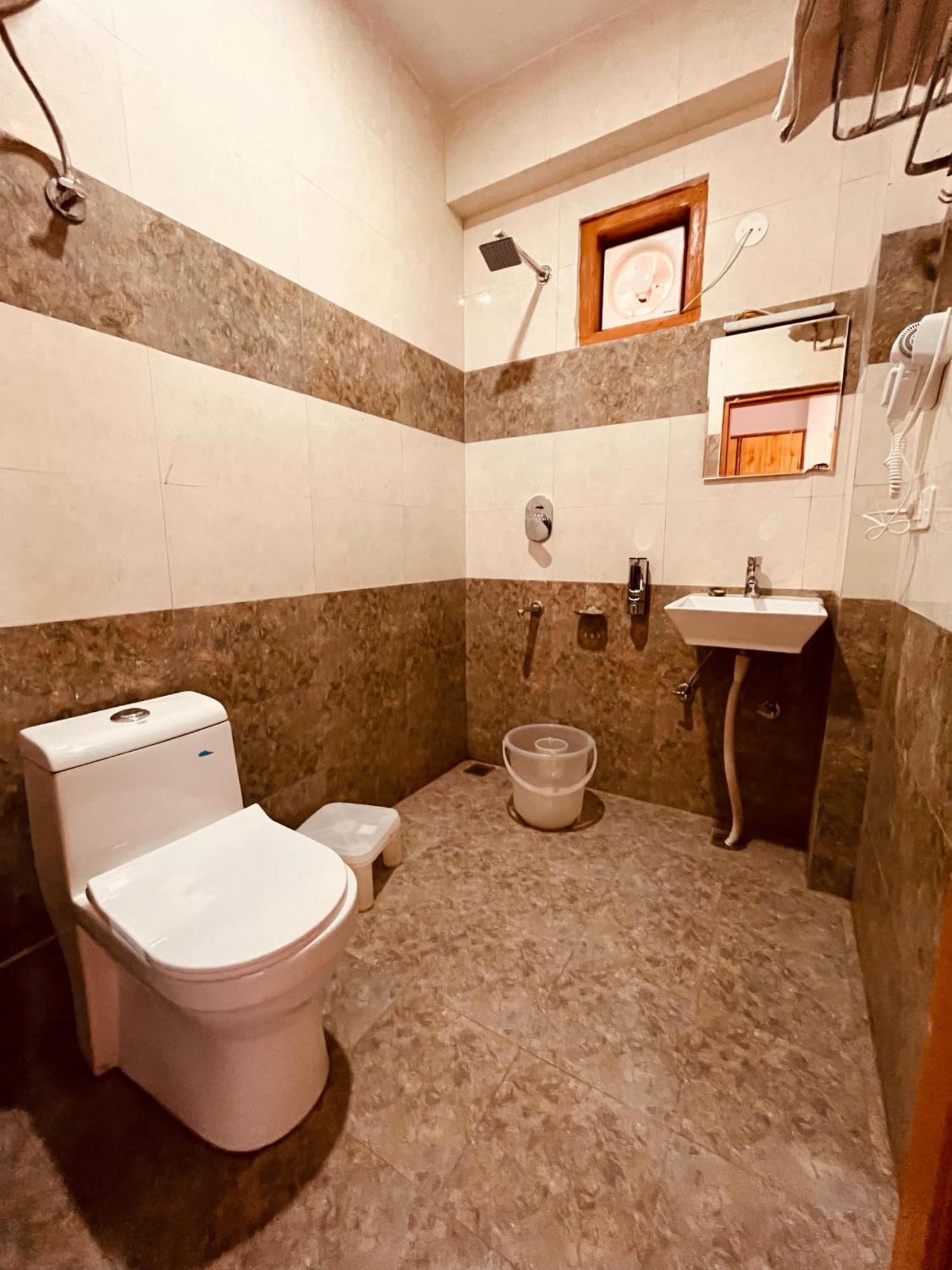 Himalayan Hill Queen Resort, Manali M98160-43400 Eksteriør billede